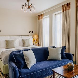 Camera piccola con letto king size